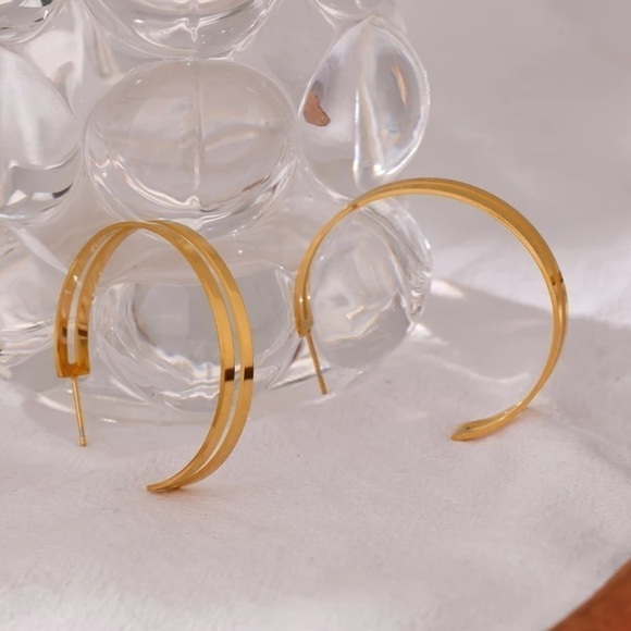 NEW 18K Gold-Plated Hoop Earrings - Picture 5 of 13